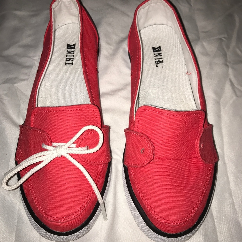🍌Nike Balasa sz 6.5 Red Missing one Shoelace🍌